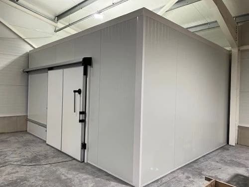 80 mm paneelidest 24 m² külmkamber lükanduksega laohoones